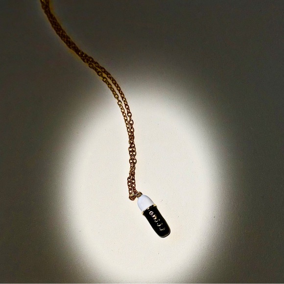 Black large chill pill necklace - Picture 1 of 4